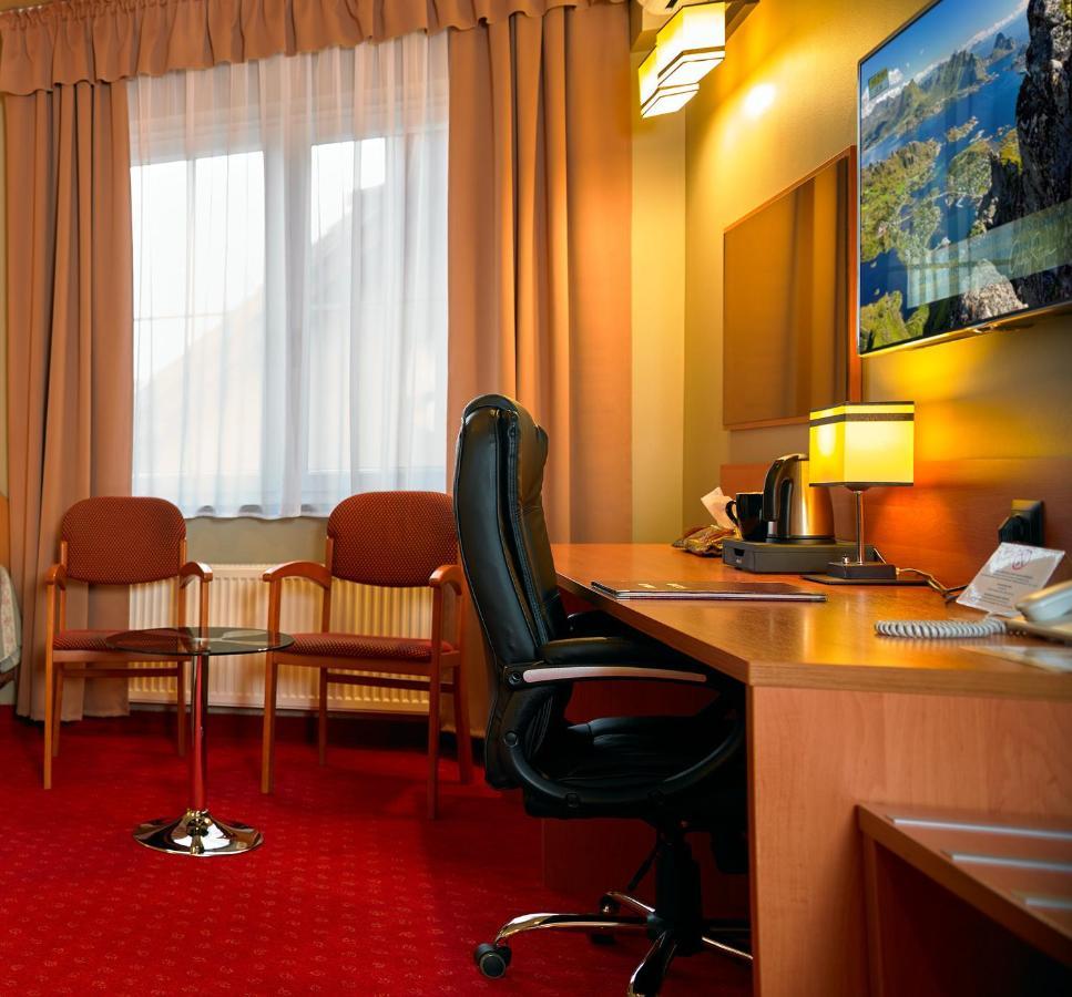 Aura - Hotel & Restaurant & Sauna Zielona Góra Extérieur photo