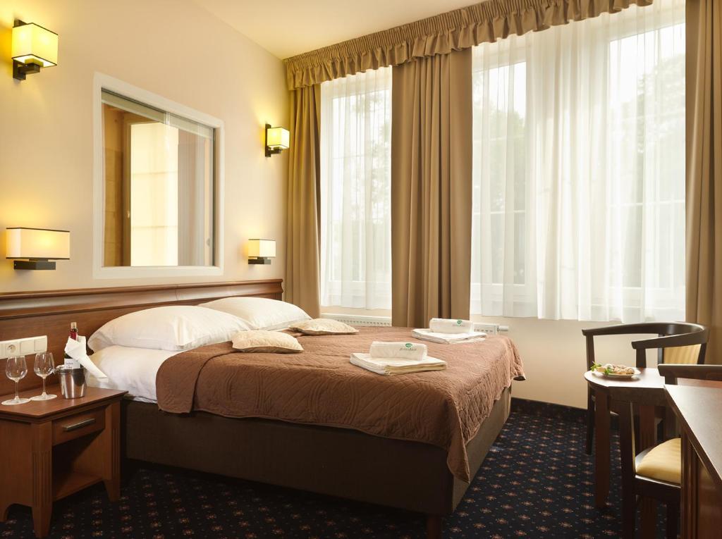 Aura - Hotel & Restaurant & Sauna Zielona Góra Chambre photo