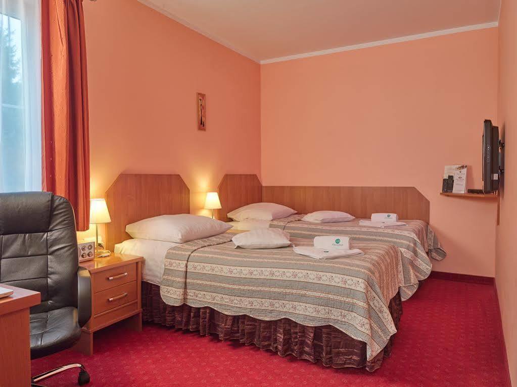 Aura - Hotel & Restaurant & Sauna Zielona Góra Extérieur photo