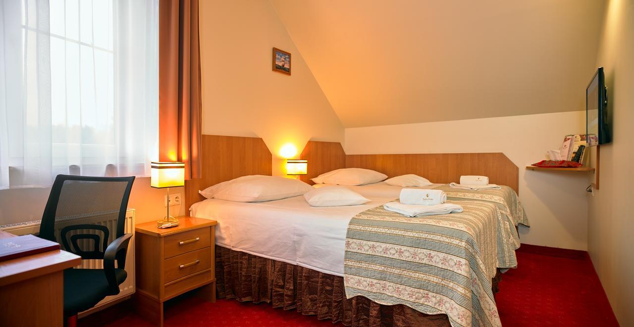 Aura - Hotel & Restaurant & Sauna Zielona Góra Extérieur photo