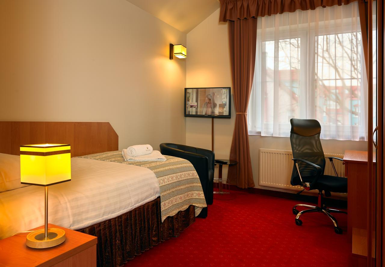 Aura - Hotel & Restaurant & Sauna Zielona Góra Extérieur photo