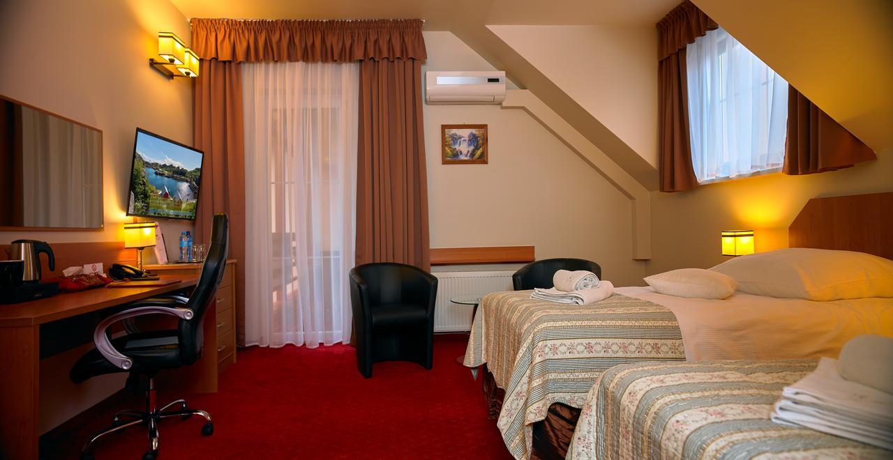 Aura - Hotel & Restaurant & Sauna Zielona Góra Extérieur photo