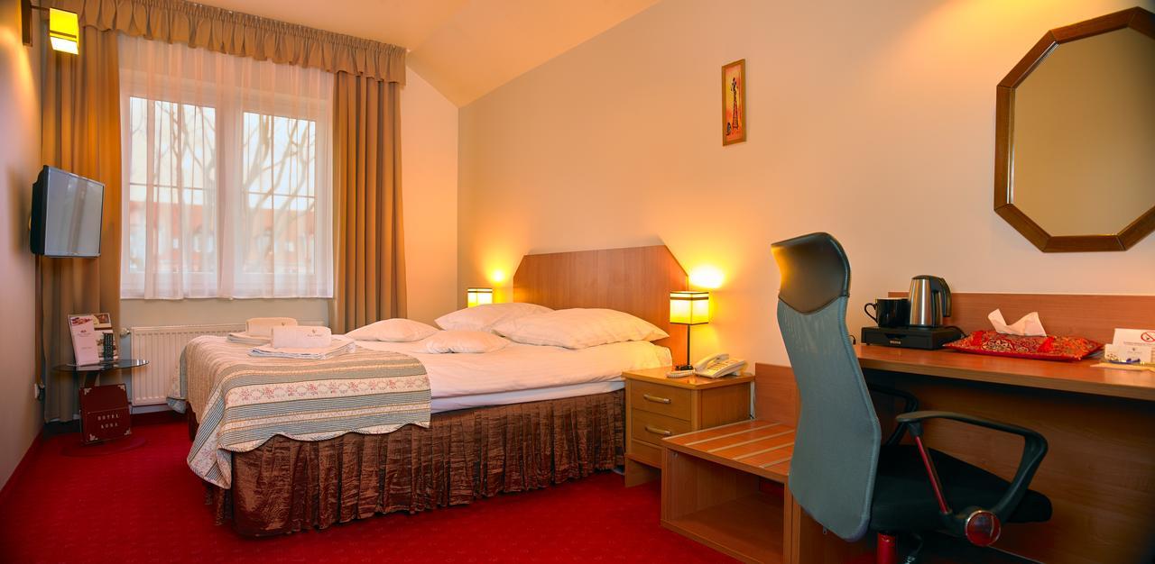 Aura - Hotel & Restaurant & Sauna Zielona Góra Extérieur photo