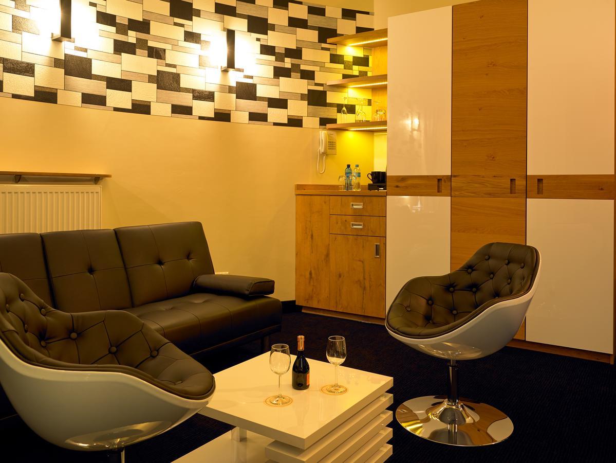 Aura - Hotel & Restaurant & Sauna Zielona Góra Extérieur photo
