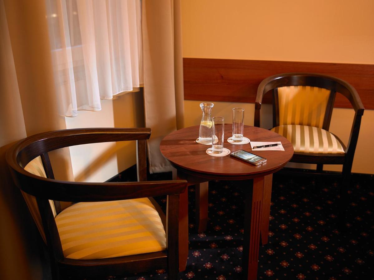 Aura - Hotel & Restaurant & Sauna Zielona Góra Extérieur photo
