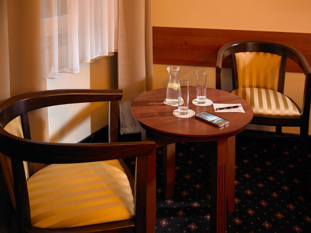 Aura - Hotel & Restaurant & Sauna Zielona Góra Extérieur photo
